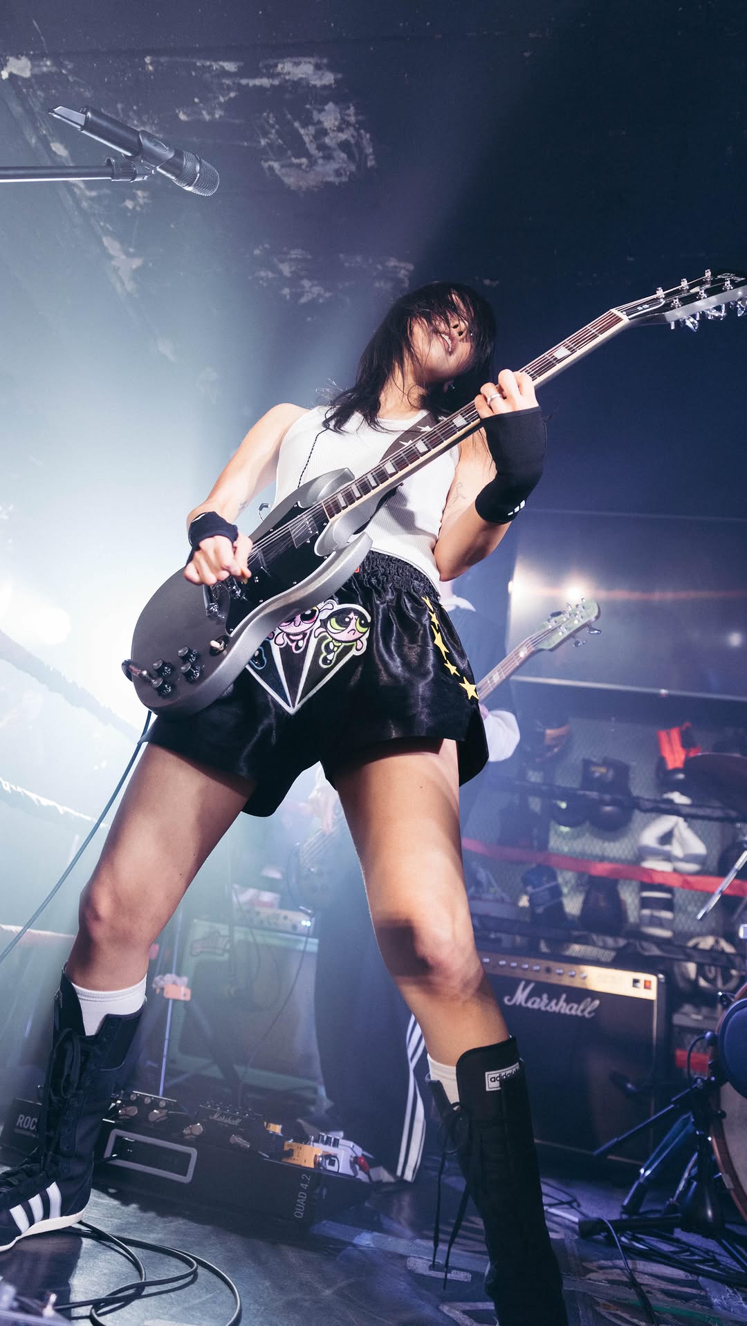 I can’t thank you enough♥️🥊 
이렇게 같이 노래부르게 될 줄은 전혀 몰랐어요… 단독공연 함께해줘서 감사해요! 빅하트

#rock #alternative #memi #guitar